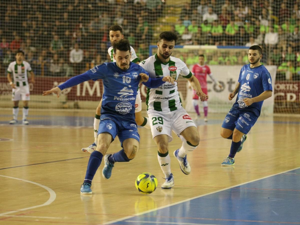 César, del Córdoba Patrimonio, y Josiko, de Servigroup Peñíscola, pugnan por el balón