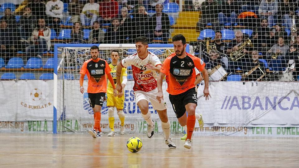 Joselito, de Pescados Rubén Burela, conduce el balón delante de Darío, de ElPozo Murcia Costa Cálida.