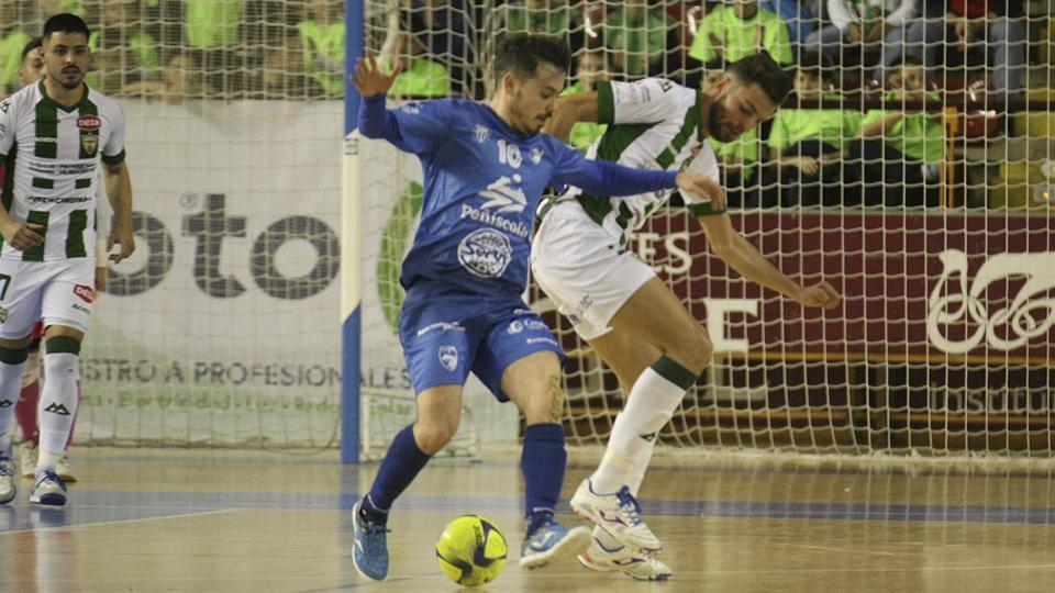 Zequi, de Córdoba Patrimonio de la Humanidad, disputa un balón contra Josiko, de Servigroup Peñíscola.