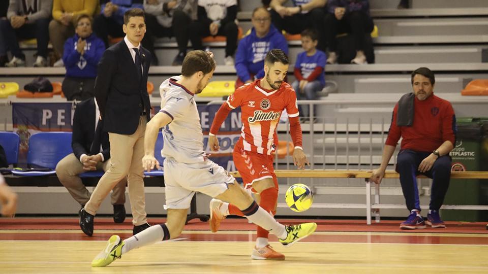 Juanpi, de Jimbee Cartagena, y Sena, de Levante UD, luchan por el balón.