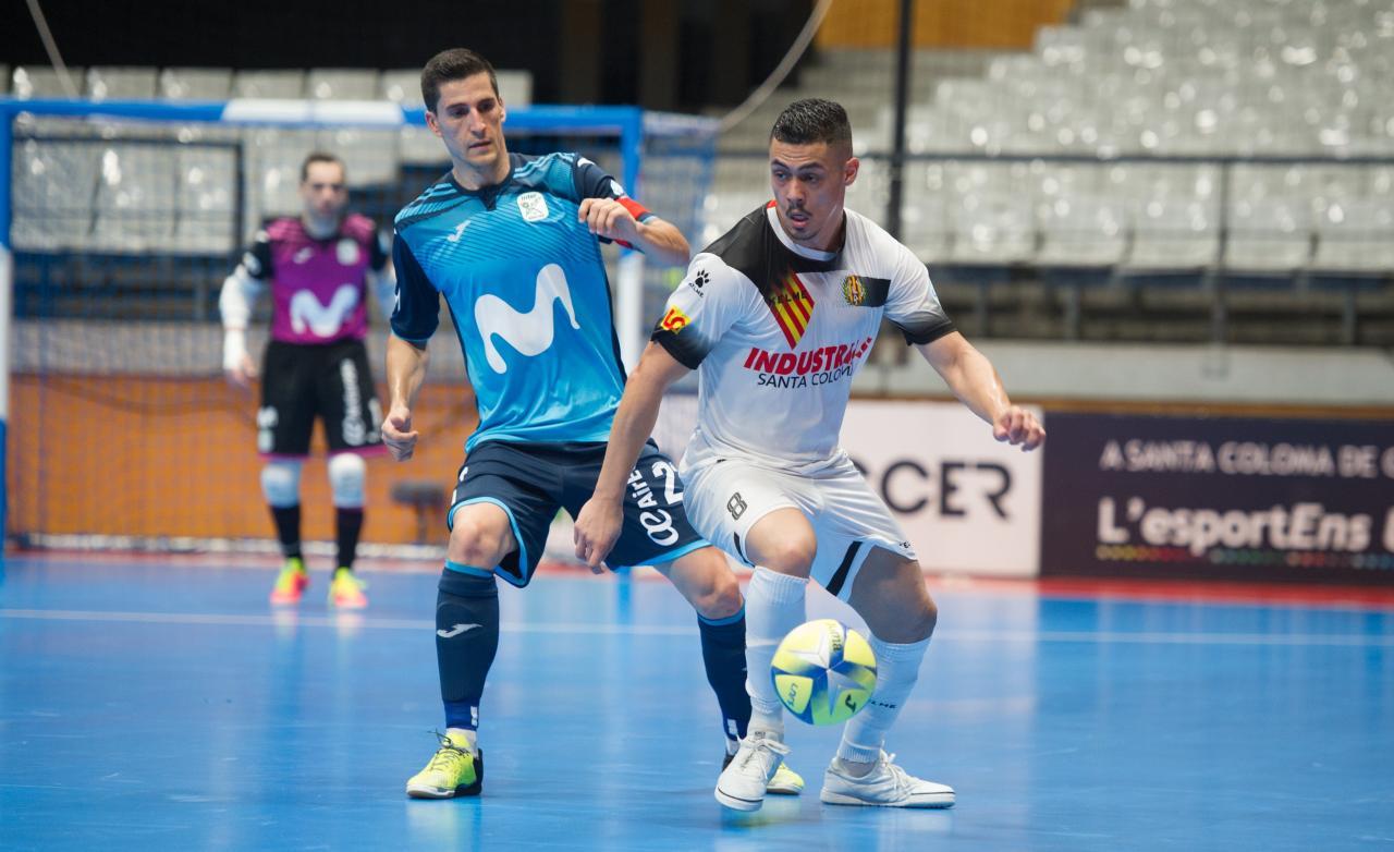 Well, de Industrias Santa Coloma, controla el balón ante Ortiz, de Movistar Inter