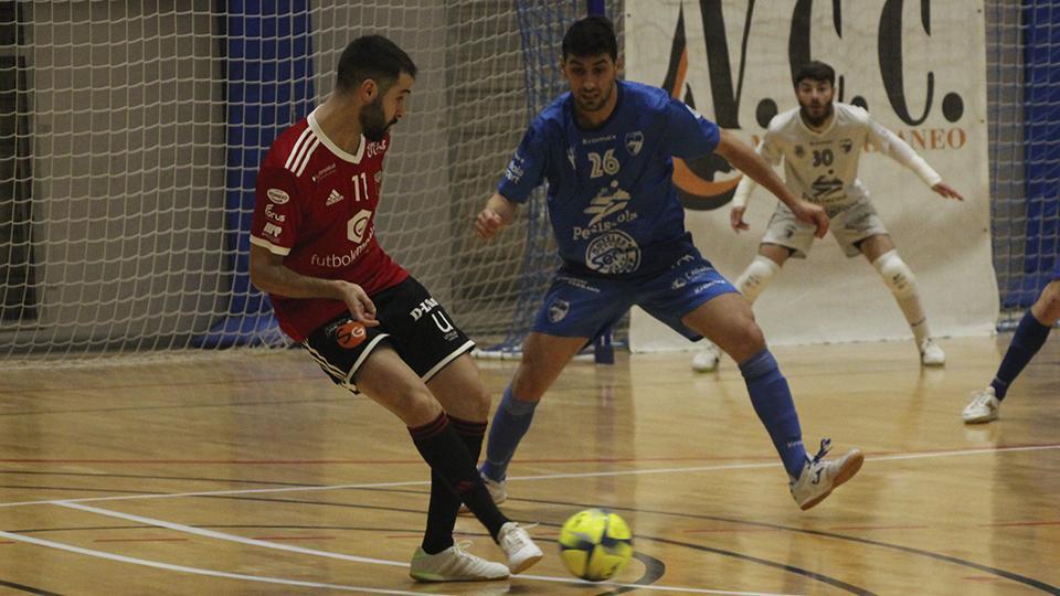 Bernárdez, de Fútbol Emotion Zaragoza, efectúa un pase ante la presión de un rival.