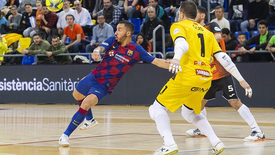 Ximbinha, del Barça, intenta rematar ante Gus, de Aspil Jumpers Ribera Navarra.