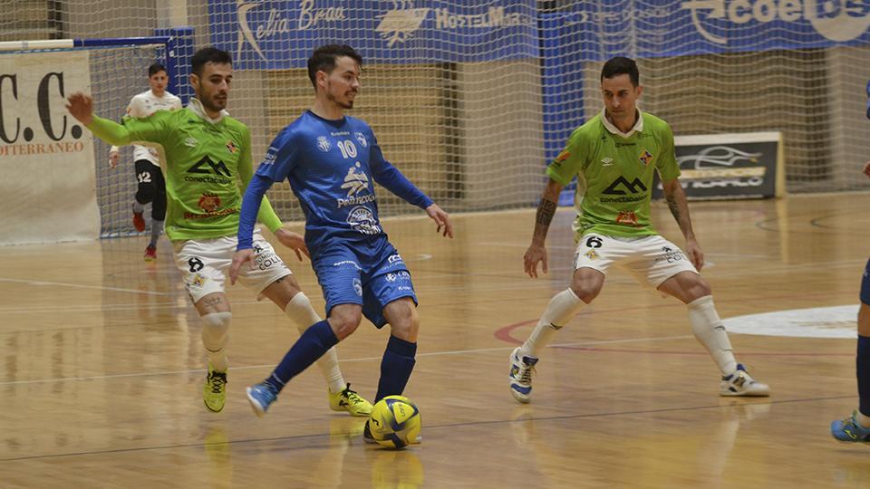 Josiko. jugador de Servigroup Peñíscola, ante Joao y Eloy Rojas, de Palma Futsal.