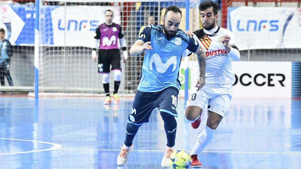 Ricardinho, jugador de Movistar Inter, ante Bermusell, de Industrias Santa Coloma. (Foto: Helen Boto)