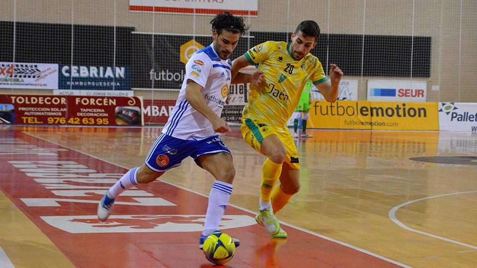 Esteban, jugador del Fútbol Emotion Zaragoza, ante Fran Peña, del Jaén Paraíso Interior.