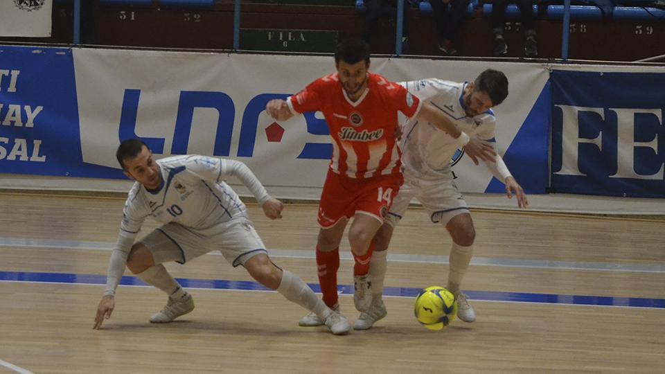 Eka, de Jimbee Cartagena, protege el balón ante la presión de O Parrulo Ferrol.