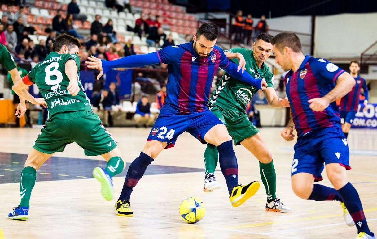 Pedro Toro, del Levante UD FS, controla el balón ante Mancuso y Martil, del C.A. Osasuna Magna