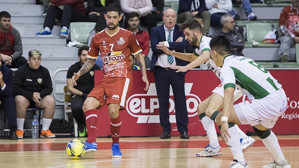Felipe Valerio, de ElPozo Murcia Costa Cálida, con el balón ante la presión de Zequi, de Córdoba Patrimonio.
