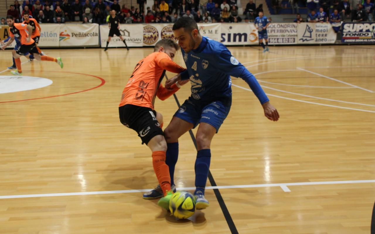 Xavi Cols, de Servigroup Peñíscola, golpea el balón ante, Antonio Diz, de Pescados Rubén Burela (Foto: Manuel Batalla - Peñíscola Photoblog)