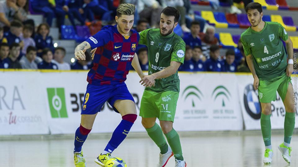 Dani Fernández, del Barça, ante Dani Ramos, del BeSoccer CD UMA Antequera.