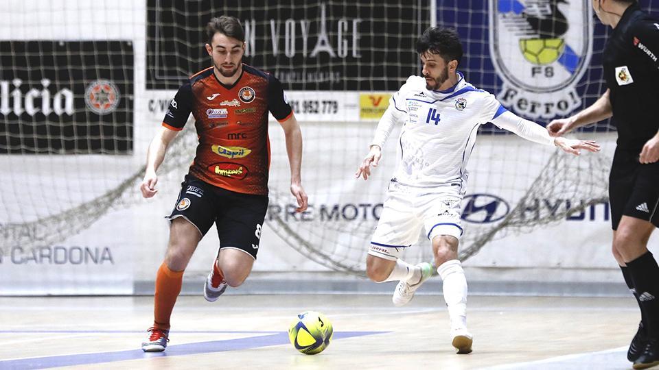 J. Mínguez, jugador de Aspil-Jumpers Ribera Navarra, disputa el balón con Miguel, de O Parrulo Ferrol. (Foto: Hugo Nidáguila / Instantes Momentos Fotográficos)