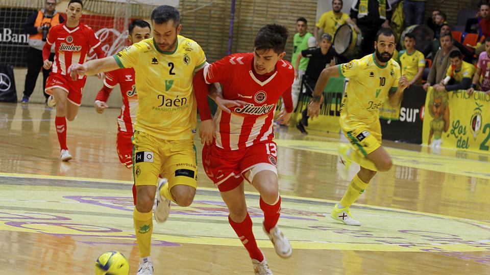 Mauricio, de Jaén Paraíso Interior, pelea el balón con Mellado, de Jimbee Cartagena.
