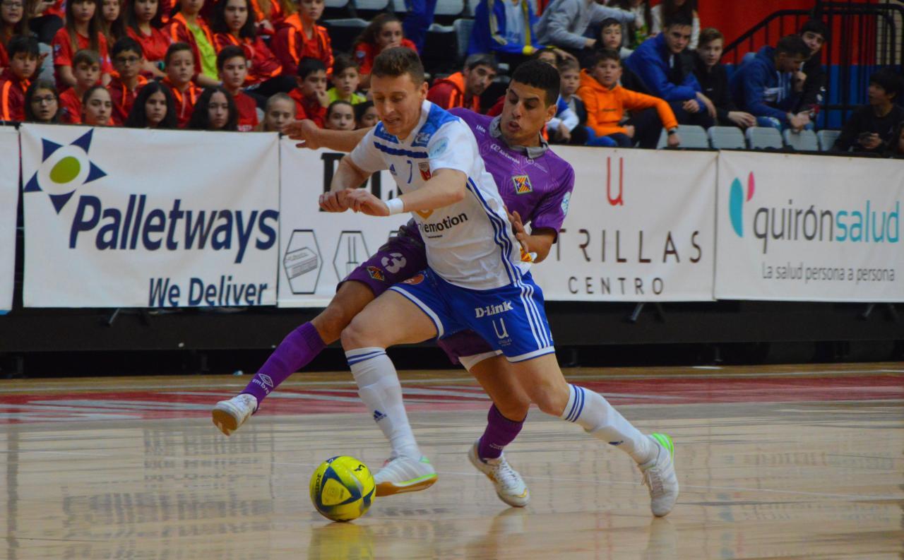 Víctor Tejel, del Fútbol Emotion Zaragoza, conduce el balón ante la presencia de Hamza, de Palma Futsal (Foto: Pedro Luis Serrano)