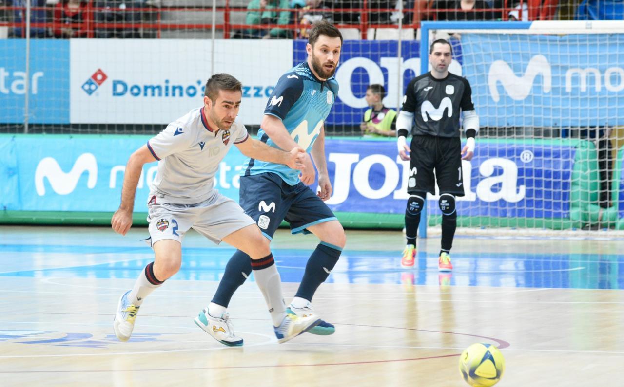 Gadeia, de Movistar Inter, y Cecilio, de Levante UD FS, pugnan por el control del balón (Foto: Helen Boto)