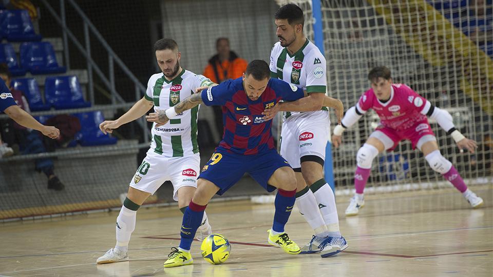 Ximbinha, de Barça, retiene el balón ante la presión de Jesús Rodríguez y Manu Leal, de Córdoba Patrimonio.