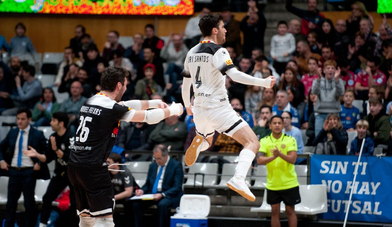 Uri Santos y Miquel Feixas, jugadores de Industrias Santa Coloma celebran un gol