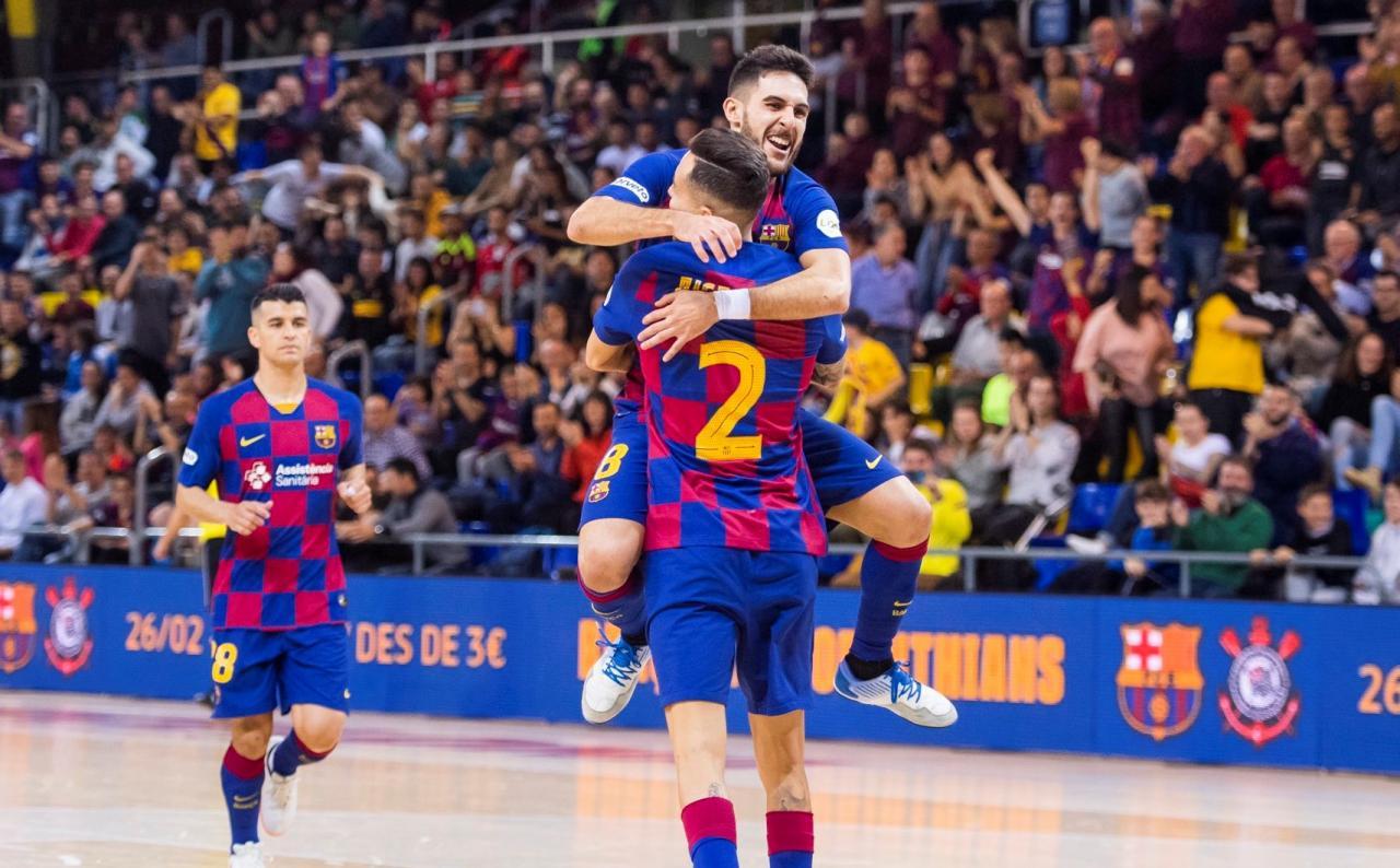 Adolfo y Aicardo, jugadores del Barça, celebran un gol