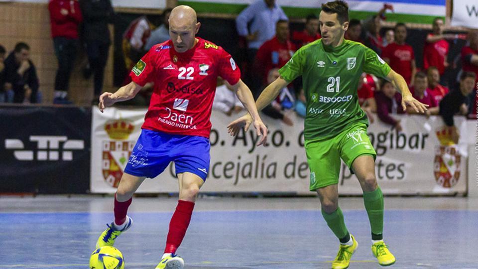 José López, jugador del Software DELSOL Mengíbar, ante Óscar, del BeSoccer CD UMA Antequera.