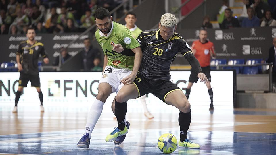 Morioka, jugador de O Parrulo Ferrol, protege el balón ante Tomaz, de Palma Futsal.