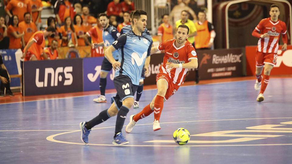 Bebe, jugador de Movistar Inter, ante Fernández, del Jimbee Cartagena.