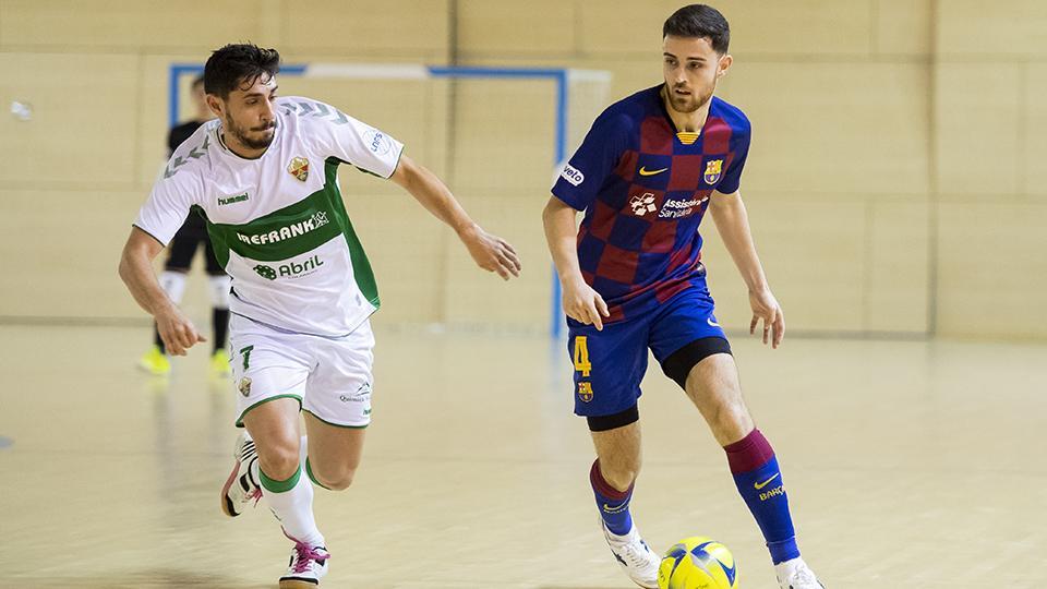 Mario, jugador del Barça B, ante Jordi, del Irefrank Elche CF.