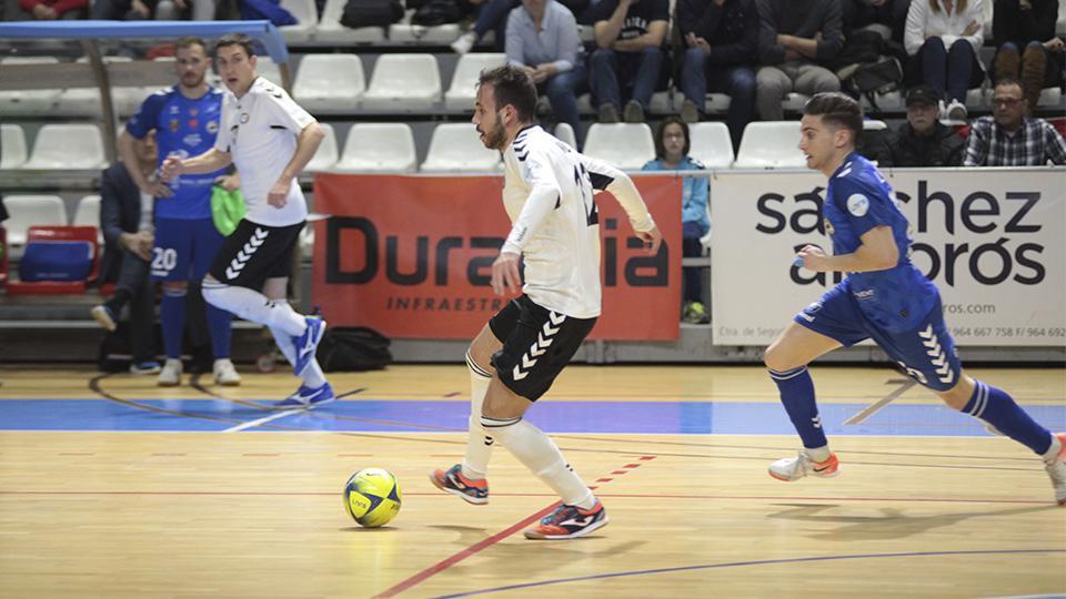 Miguel, de Rivas Futsal, conduce el balón ante la presión de Bisontes Castellón.