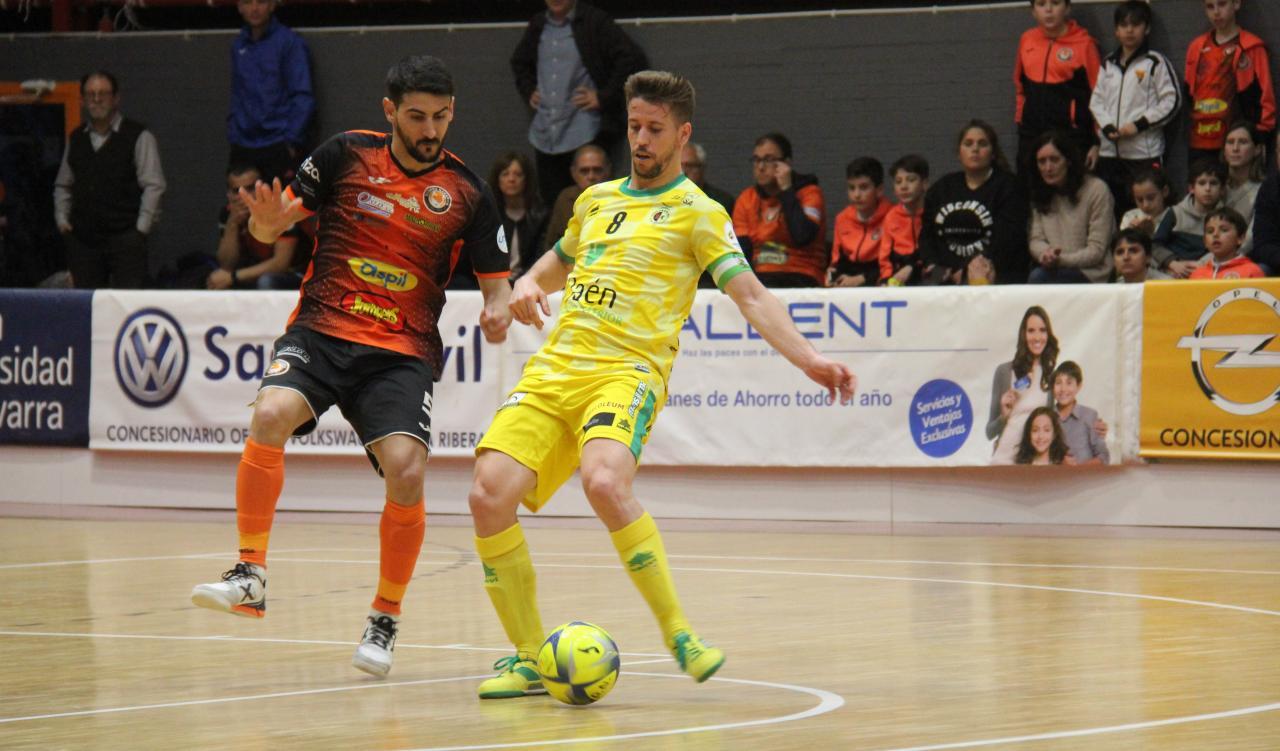 Jordi Campoy, de Jaén Paraíso Interior, realiza un pase ante la presencia de Lemine, de Aspil Jumpers Ribera Navarra