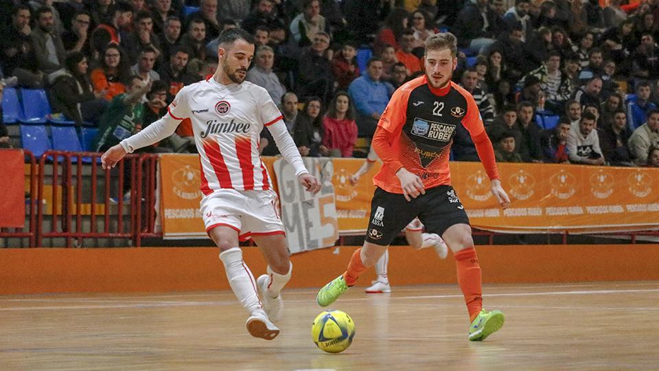 Juanpi, jugador del Jimbee Cartagena, ante Álex Diz, del Pescados Rubén Burela.