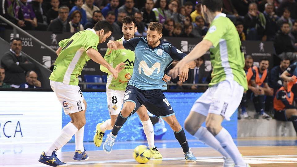 Pito, de Movistar Inter, lucha por el balón con varios jugadores de Palma Futsal.