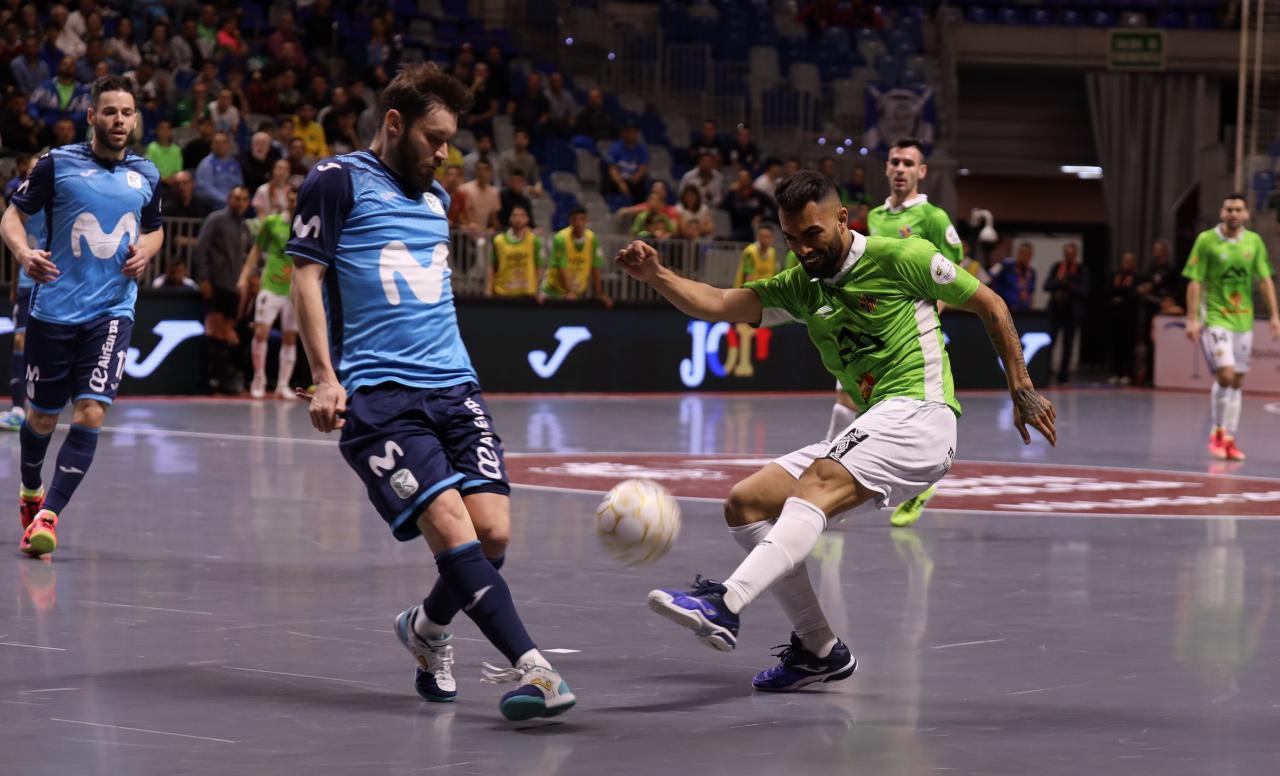 Nunes, de Palma Futsal, golpea el balón ante Gadeia, de Movistar Inter (Fotografía: Palma Futsal)