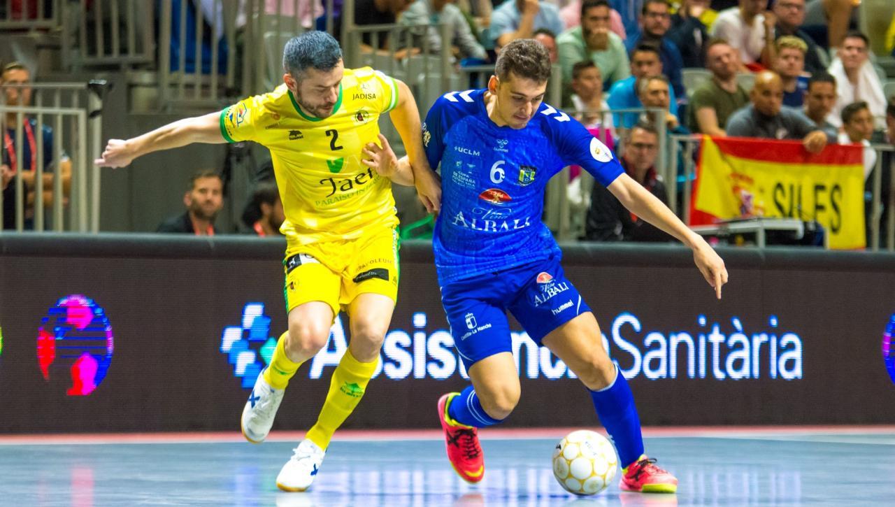 Juanan, del Viña Albali Valdepeñas, y Maurcio, de Jaén Paraíso Interior, luchan por un balón (Fotografía: ACP-FSV)