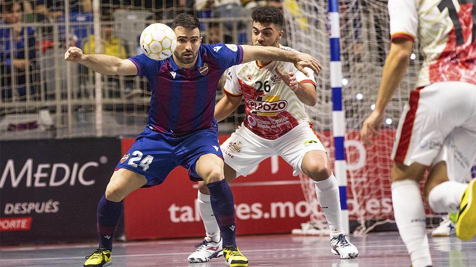 Pedro Toro, de Levante UD FS, pugna por el balón con Matteus, de ElPozo Murcia.