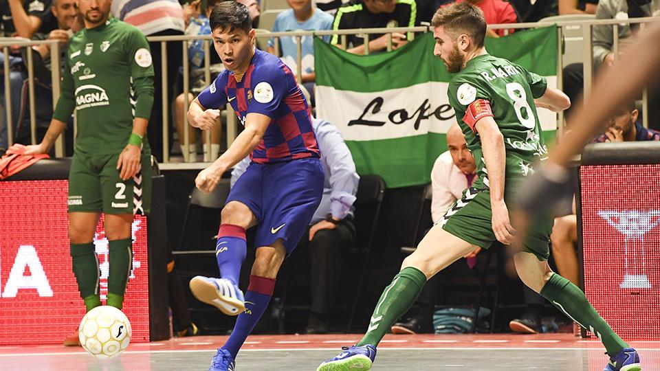 Daniel, del Barça, golpea el balón ante la presión de Roberto Martil, de Osasuna Magna.