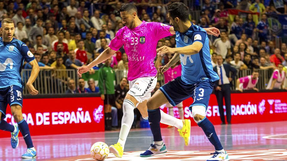 Cainan, jugador de Viña Albali Valdepeñas, ante Humberto, de Movistar Inter.