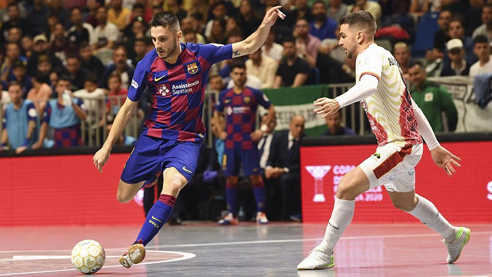 Dyego, jugador del Barça, dispara ante Andresito, de ElPozo Murcia Costa Cálida.