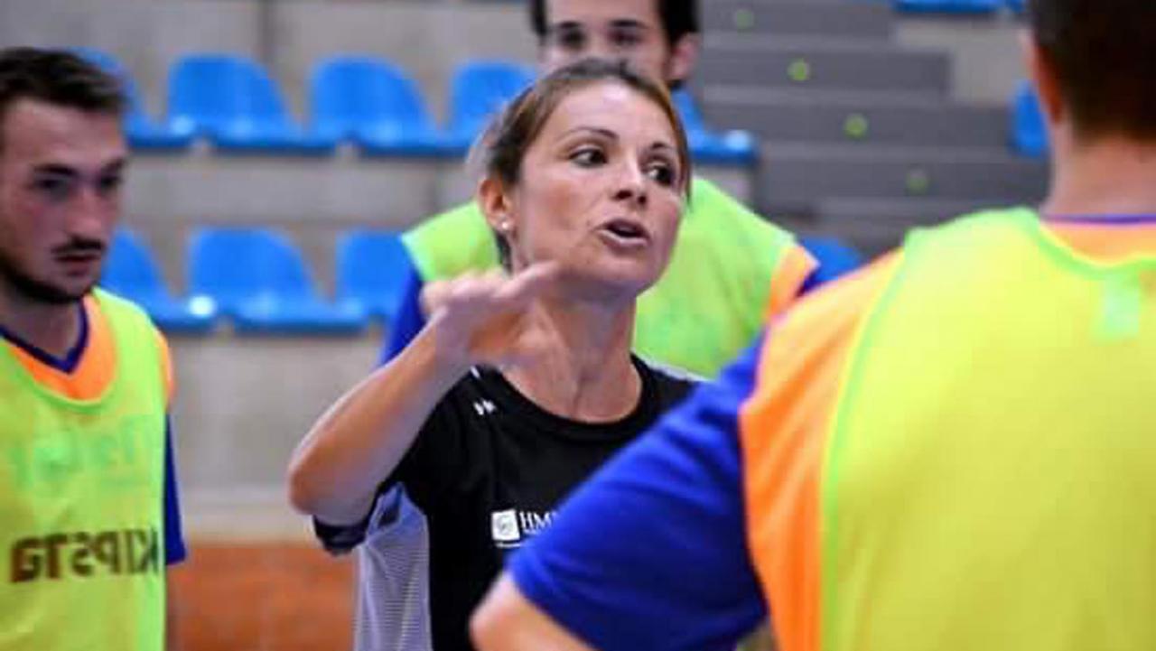 La entrenadora María Bes dando indicaciones a los jugadores de Azulejos Moncayo Colo Colo.