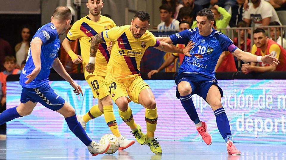 Ximbinha, jugador del Barça, protege el balón ante Dani Santos, de Viña Albali Valdepeñas.