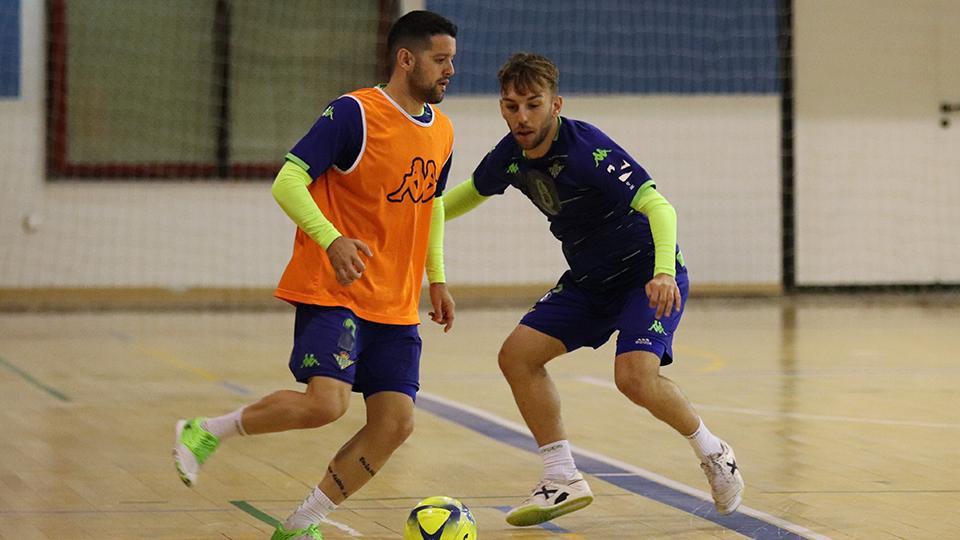 Burrito y Ivi, jugadores del Real Betis, durante un entrenamiento