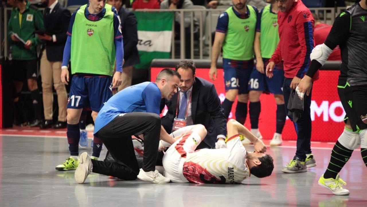 Manuel Carrillo atendiendo a Tolrá junto al fisio de ElPozo Murcia, Pablo Velandrino.