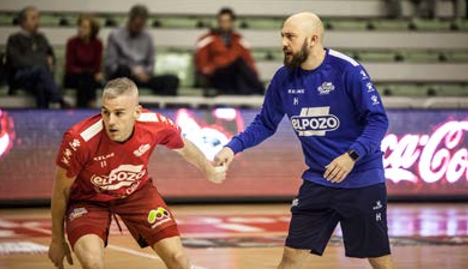 Rubén Herrero, prepardor físico de ElPozo Murcia Costa Cálida, junto a Miguelín, jugador del club rojillo