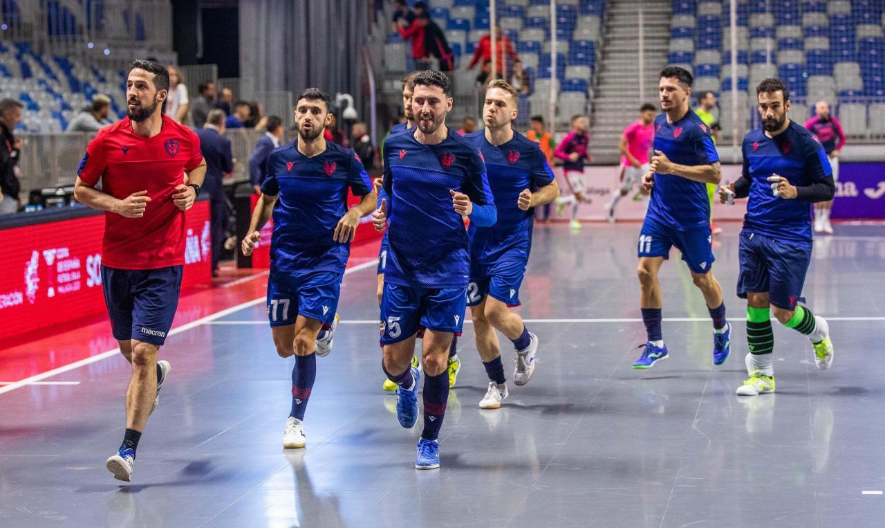 Ricardo Chicote, preparador físico del Levante UD FS, junto a los jugadores del Levante UD FS