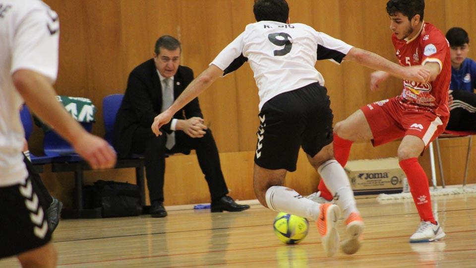 Jesús Castellano sigue desde el banquillo un partido del Rivas Futsal y ElPozo Ciudad de Murcia.