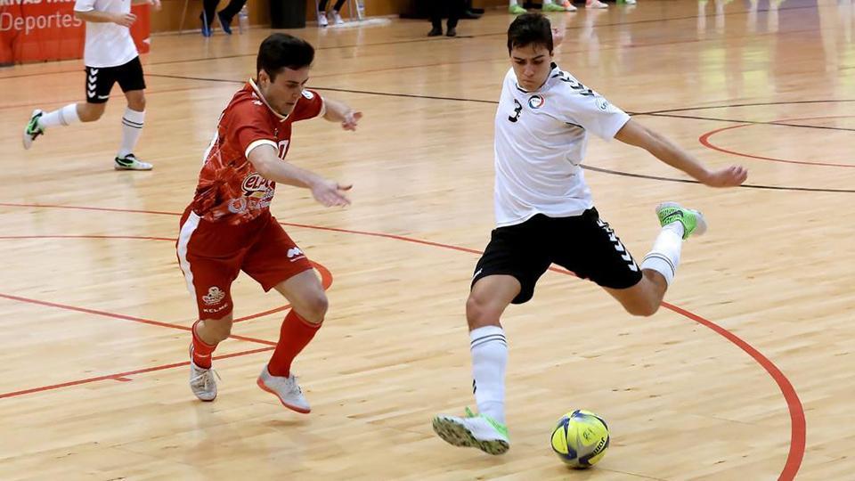 Alberto, jugador de Rivas Futsal, dispara.
