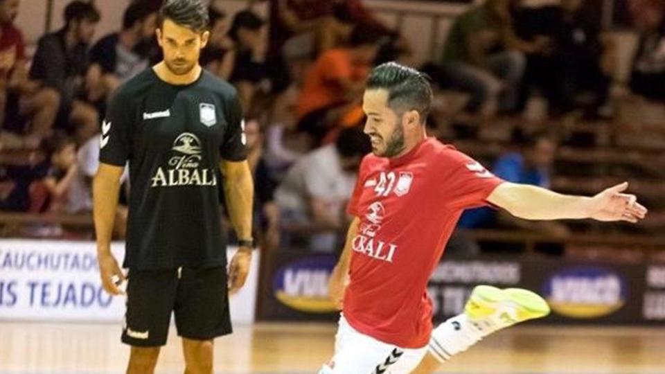 Javier Corrales, preparador físico de Viña Albali Valdepeñas, junto a Rafael Rato durante un calentamiento.