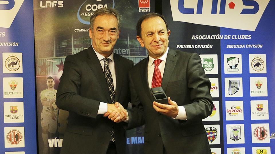 Javier Lozano, presidente de la LNFS, junto a Julio Martínez, presidente de O Parrulo Ferrol.