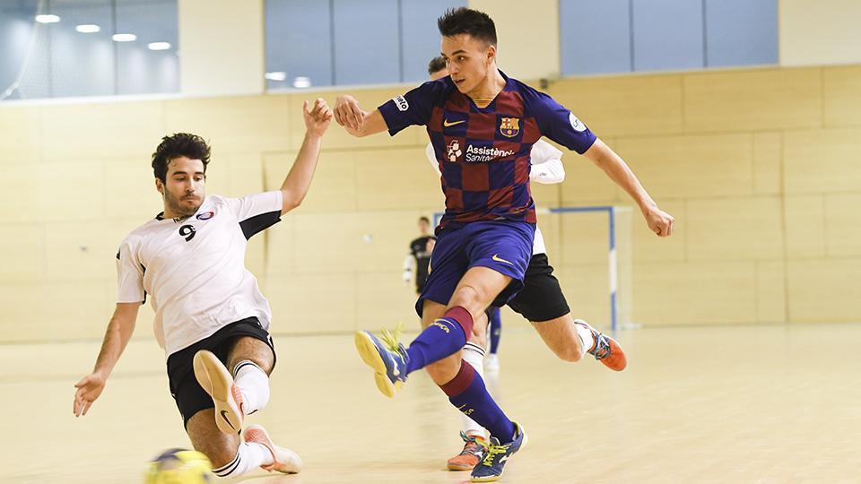 David Peña, jugador del Barça B, dispara ante Rubio, de Rivas Futsal.