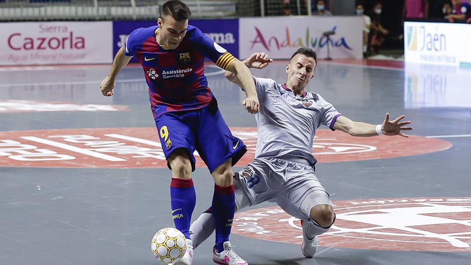 Sergio Lozano, del Barça, pugna por el balón con Maxi Rescia, del Levante UD.