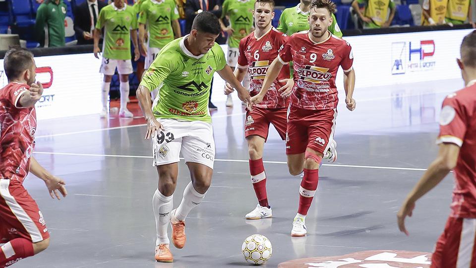 Vilela, de Palma Futsal, rodeado de jugadores de ElPozo Murcia Costa Cálida.