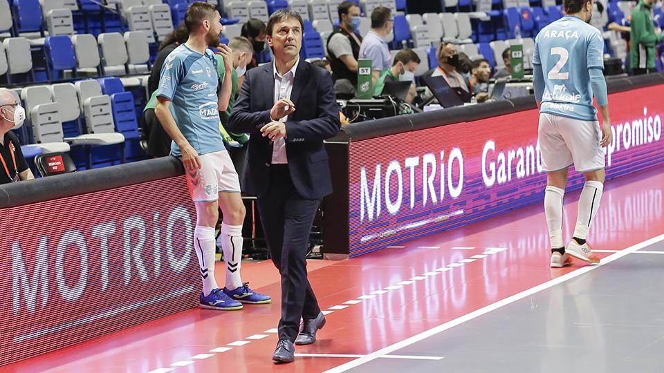 Imanol Arregui, entrenador de CA Osasuna Magna, camina sobre la pista del Martín Carpena.